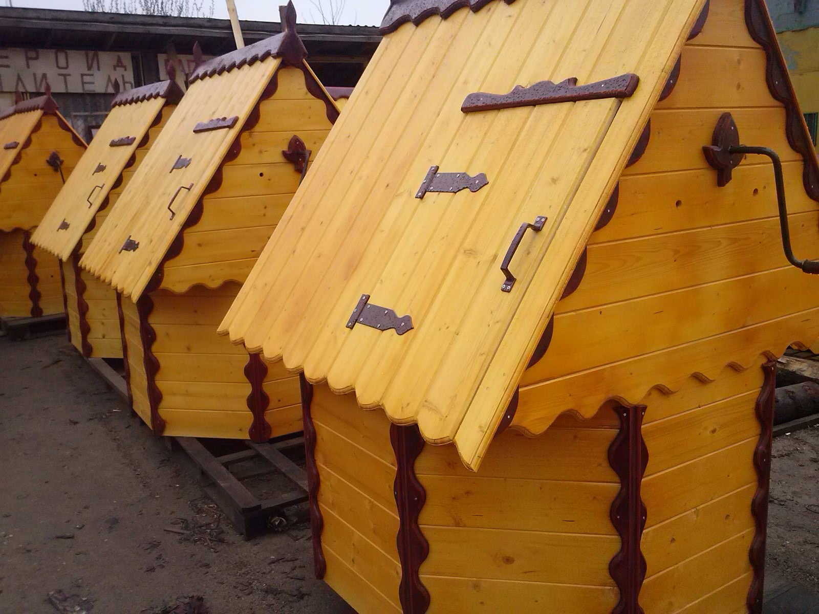 Как выбрать домик для колодца